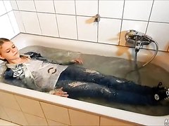 AP-0003.PaarFeucht-Wet_Video_with_Clothes_and_Pee