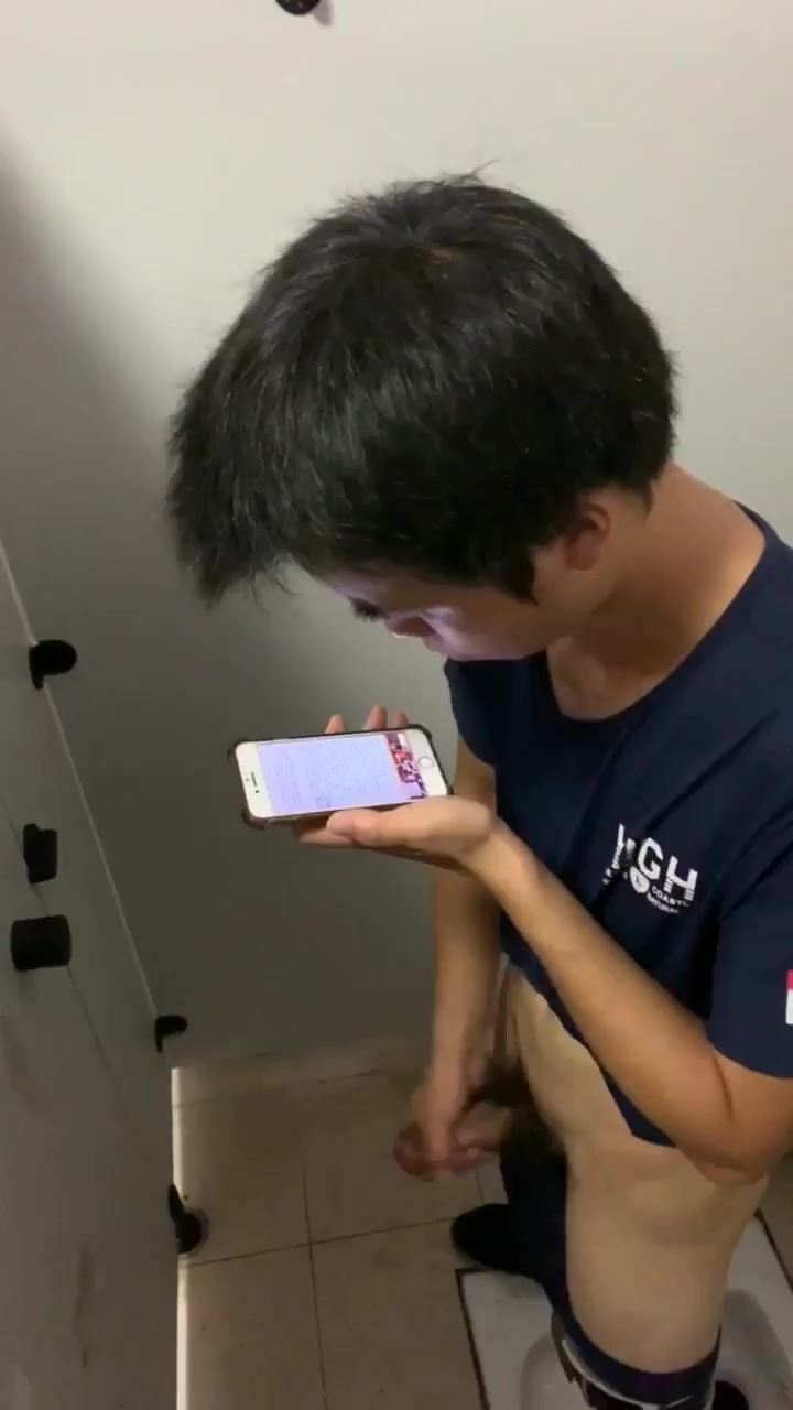 CATCHING CHINESE BOY STROKING IN TOILET