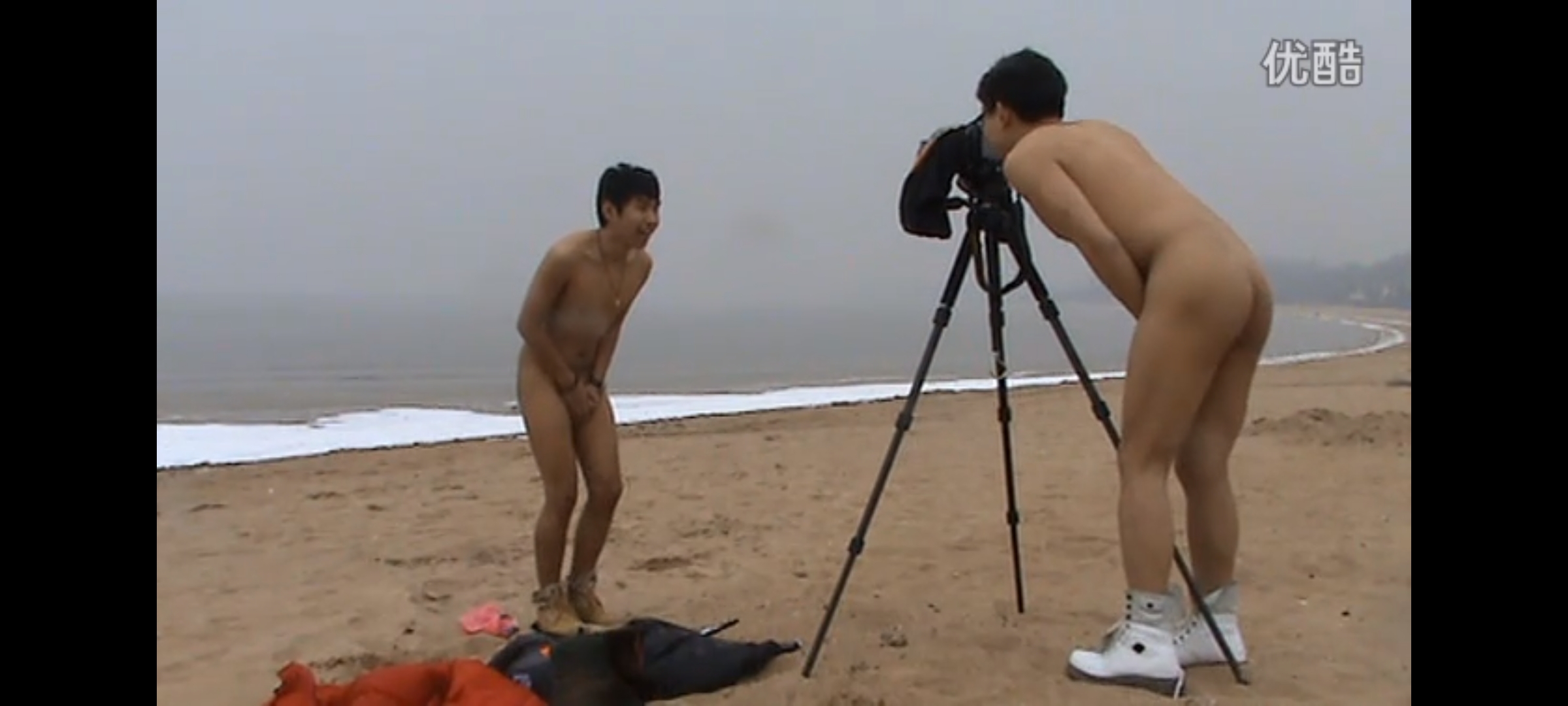 Two naked Chinese men took photos by the sea in winter
