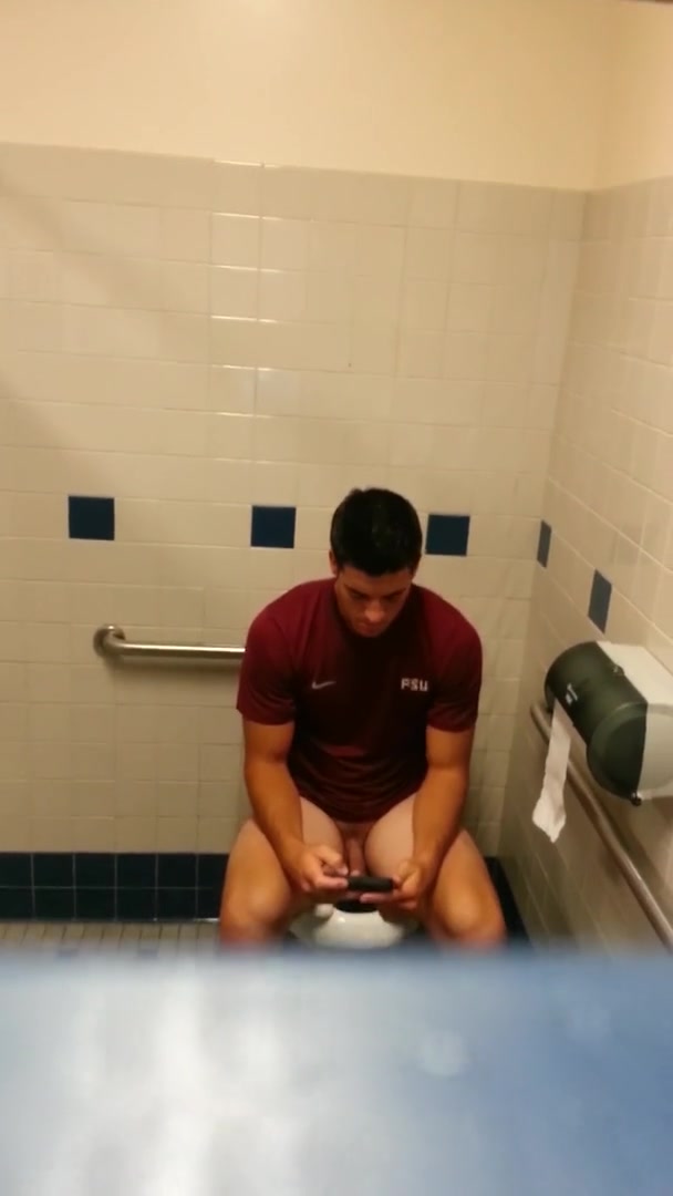 Spying a guy shitting in the bathroom