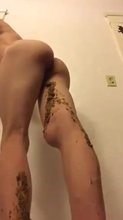 twink shitting all over his legs