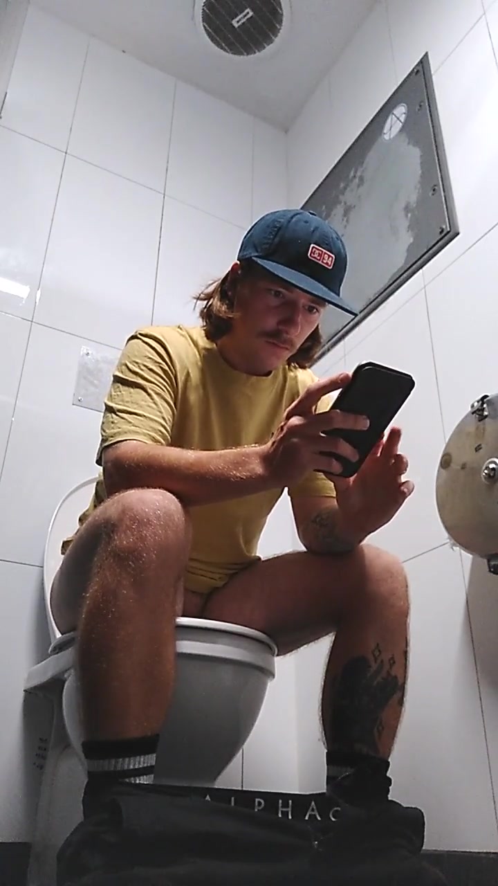 toilet bs 98- Cute tattooed guy pooping