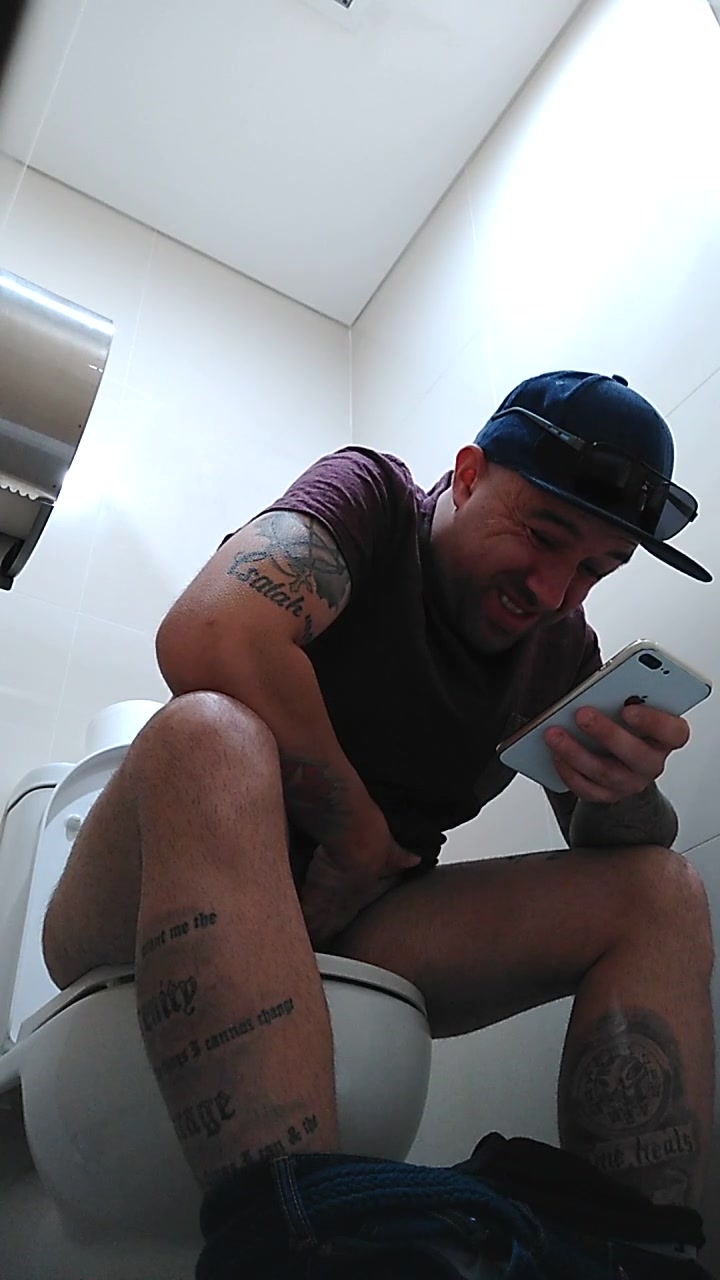 toilet bs 100- Cute Tattooed Guy Pooping II