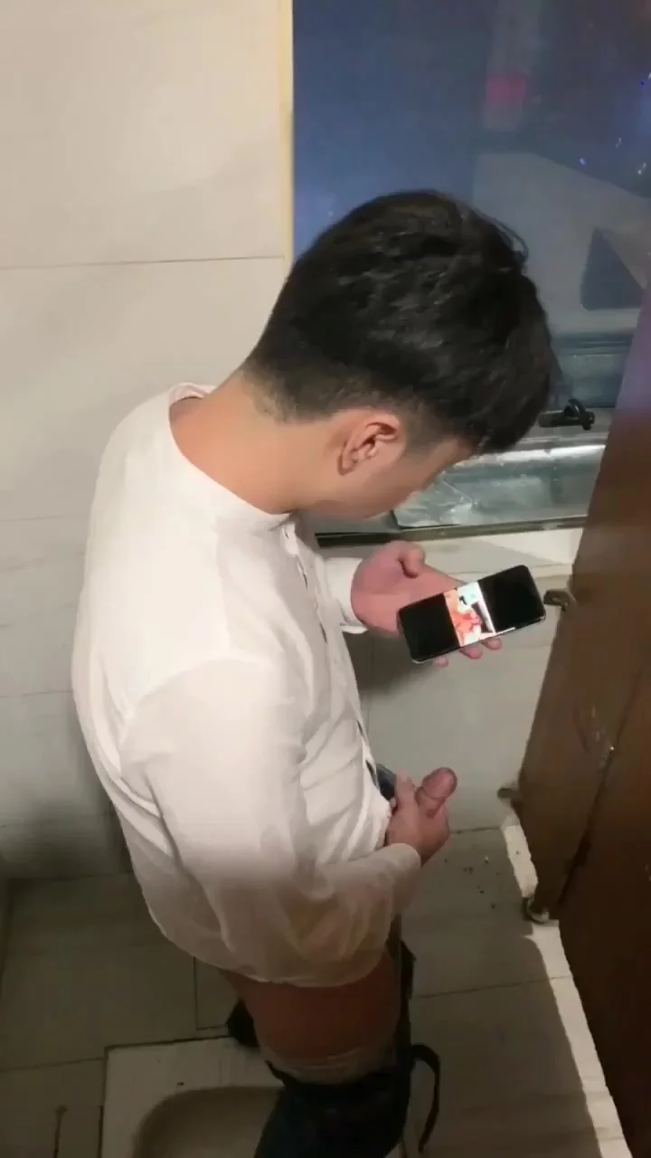 SPYING HOT ASIAN BOY STROKING I TOILET - ThisVid.com 日本語で