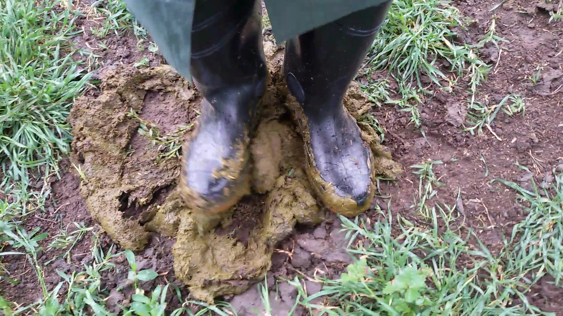 Rubber boots vs cowshit - video 19