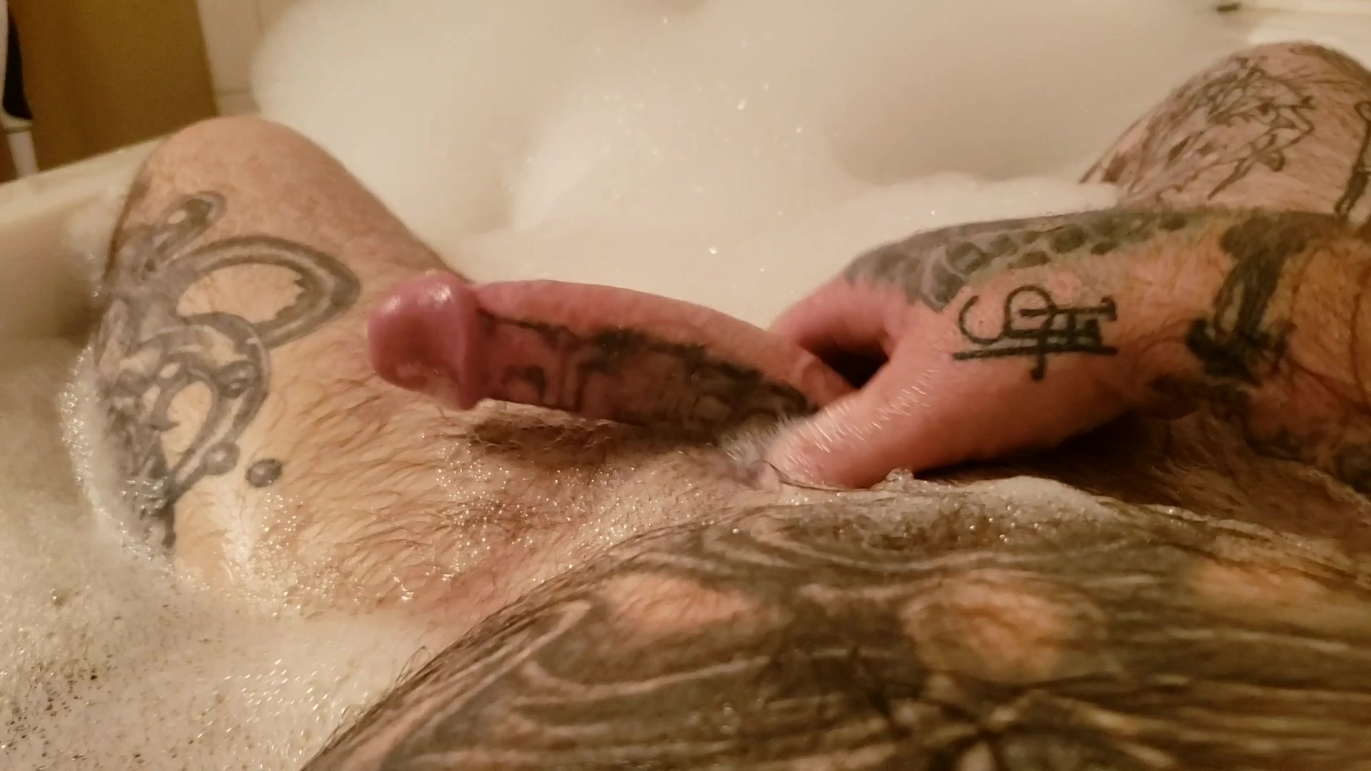 Rubbing my cock in the bath