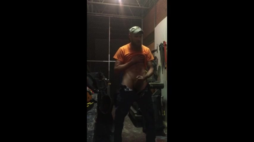 Longer vid of this redneck who shoots huge loads