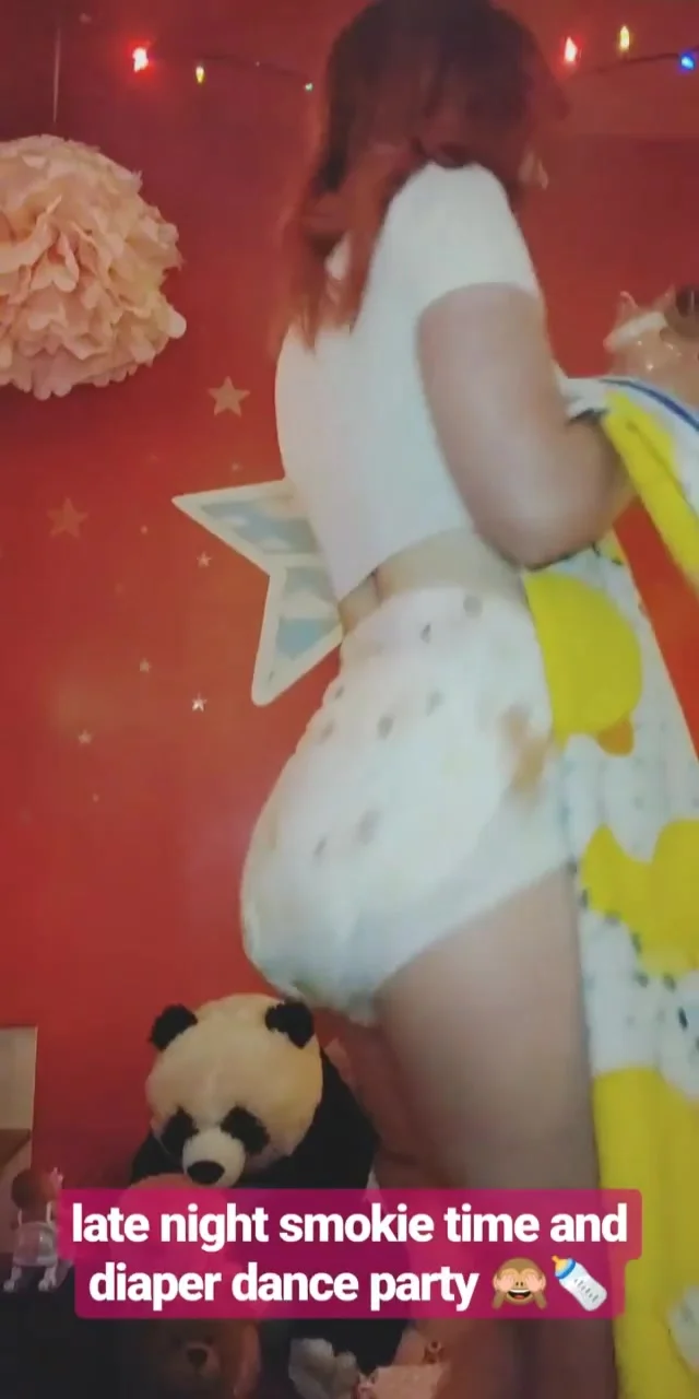 Girl dancing around in diapers - ThisVid.com