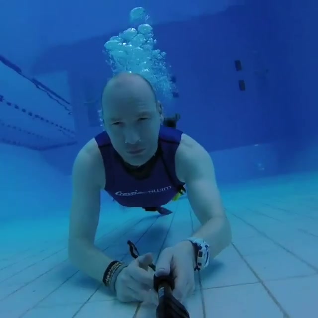 Swimming barefaced underwater in wetsuit