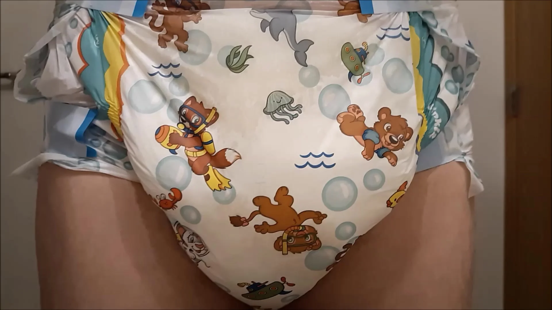 Diaper: Massive Loud Piss in Crinklz Diaper - ThisVid.com