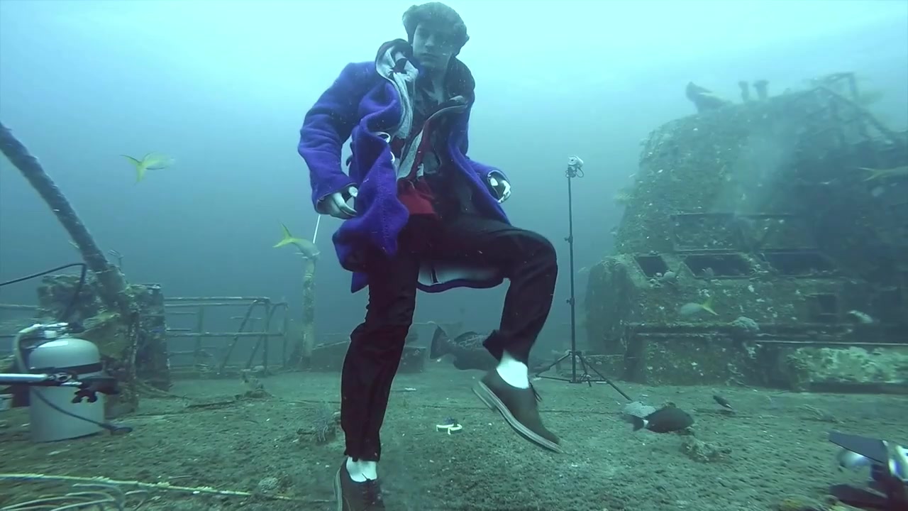 Underwater barefaced model - video 2