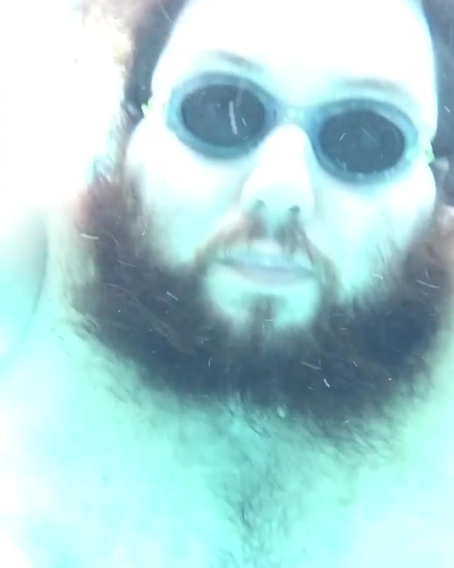 Underwater bear letting hie air out