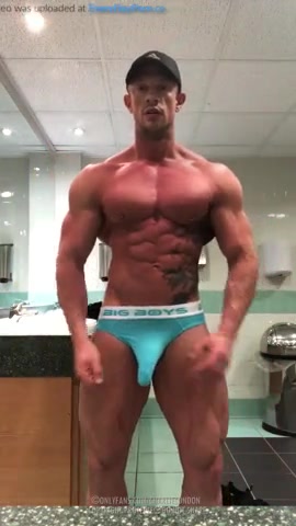 ATHLETIC MUSCLE DADDY - video 2