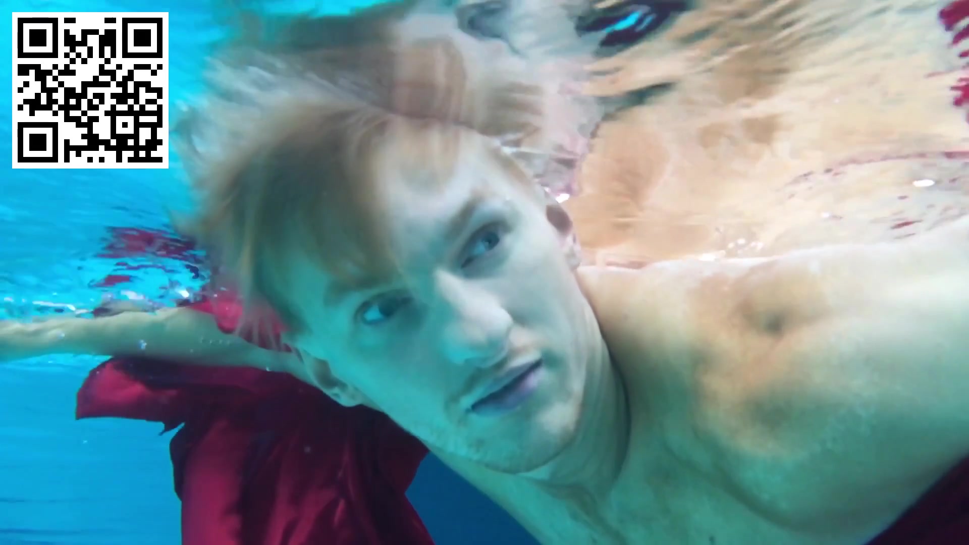 Underwater barefaced model Max breatholding