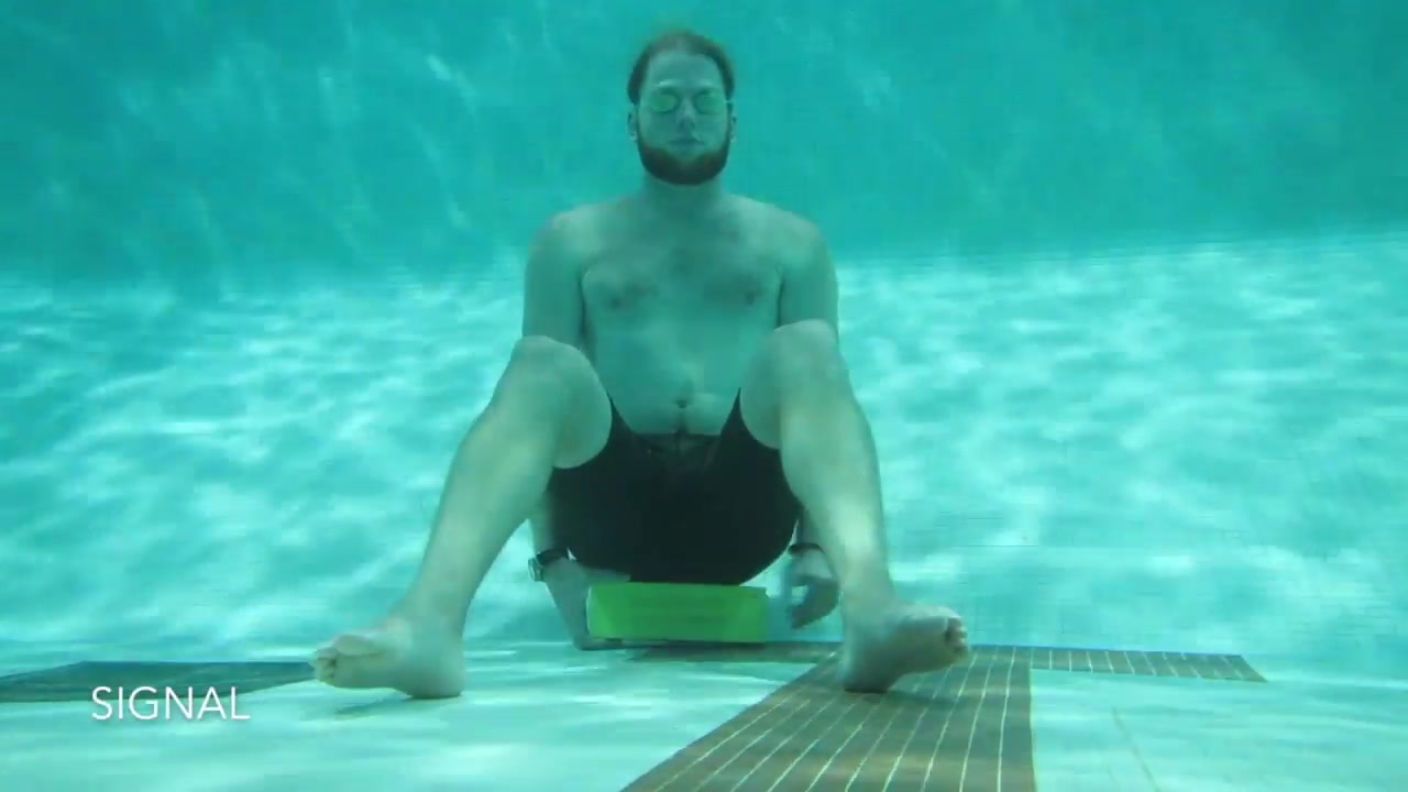 Russian cutie breatholding underwater