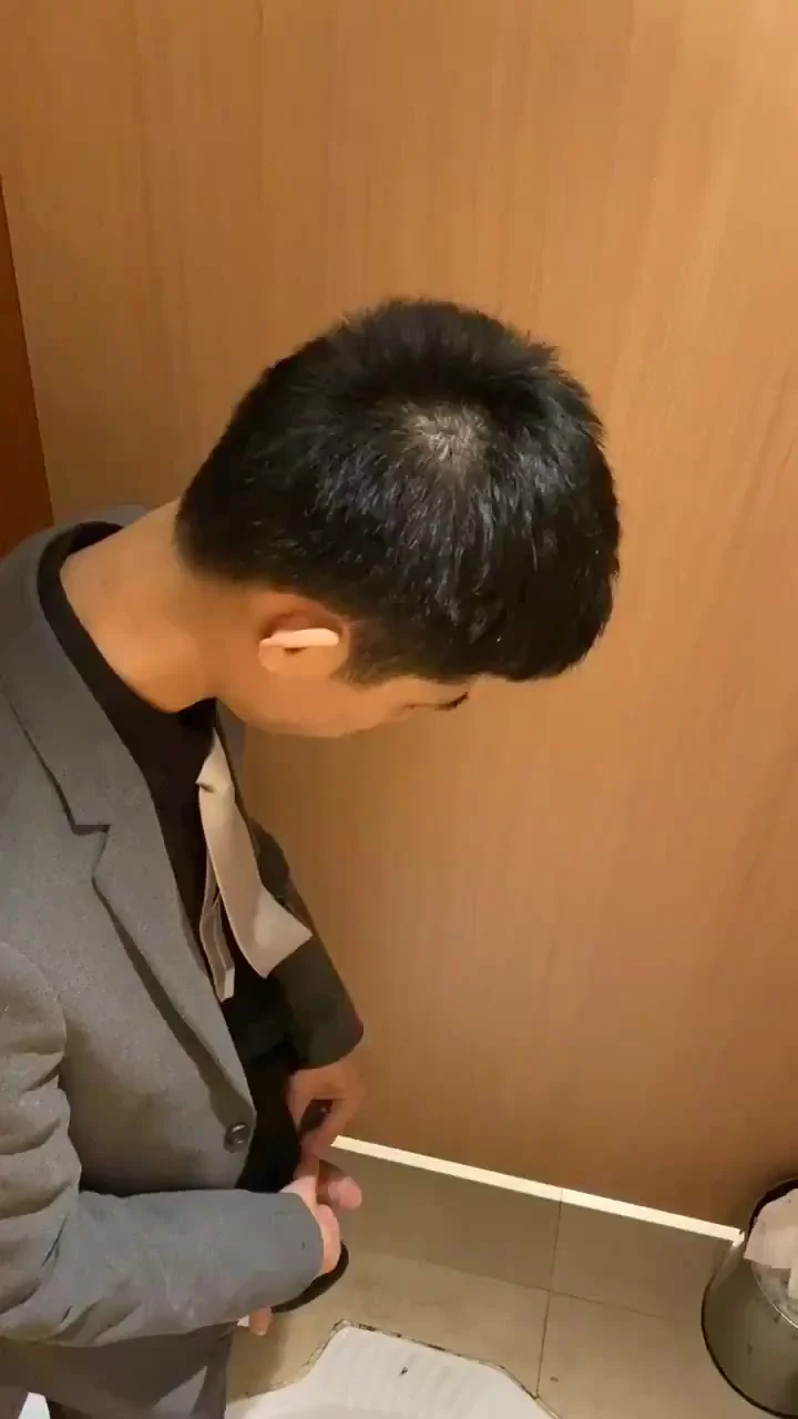 ASIAN MEN PEEING IN THE TOILET - ThisVid.com