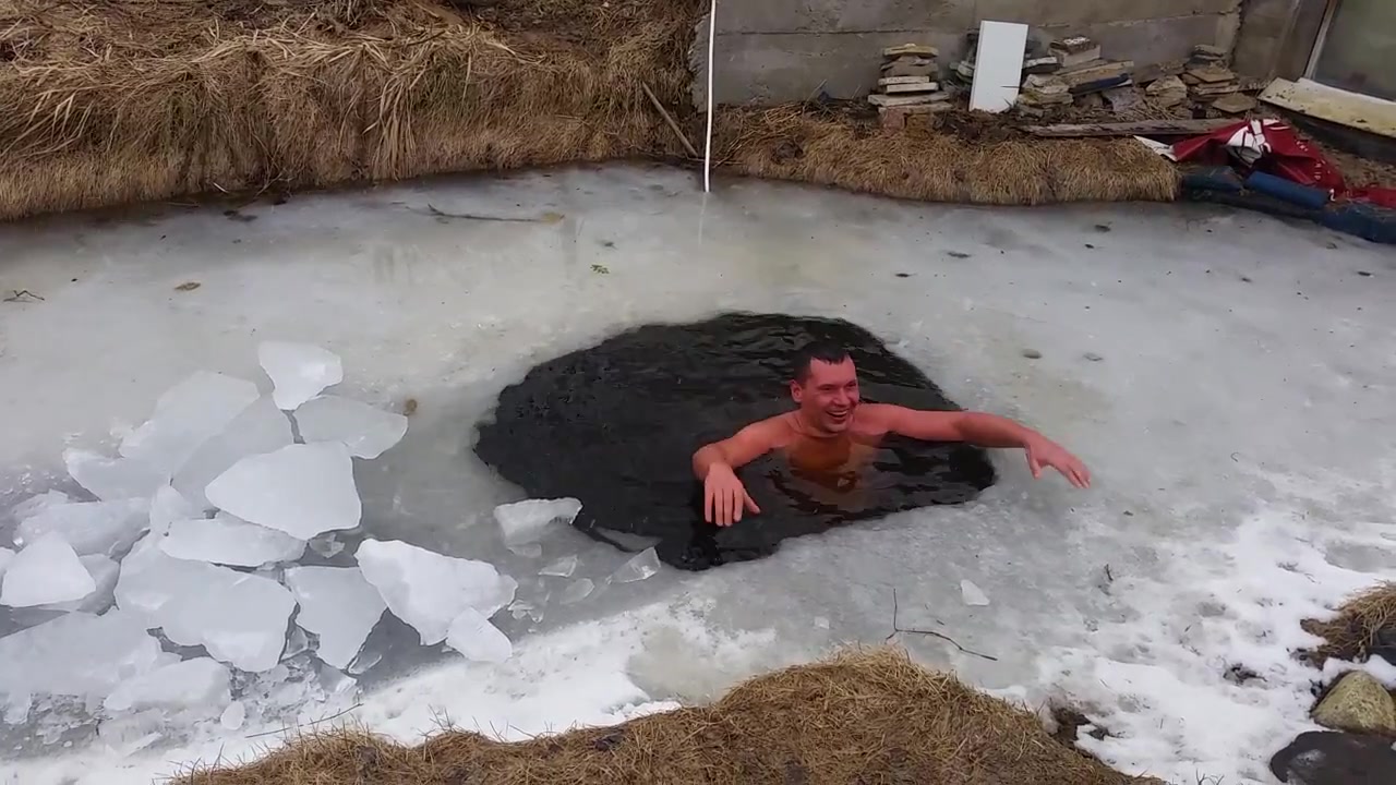 RUSSIAN MEN IN COLD WATER - video 3