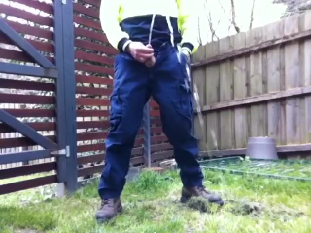 Tradie whips it out for a piss