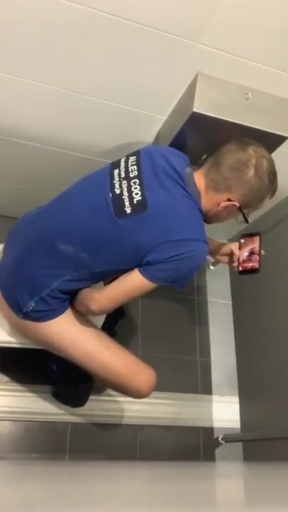 spy a man jerk in toilet2