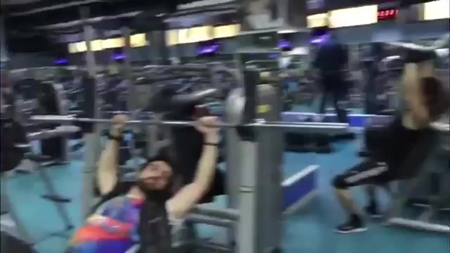 Gym goers frozen - video 2