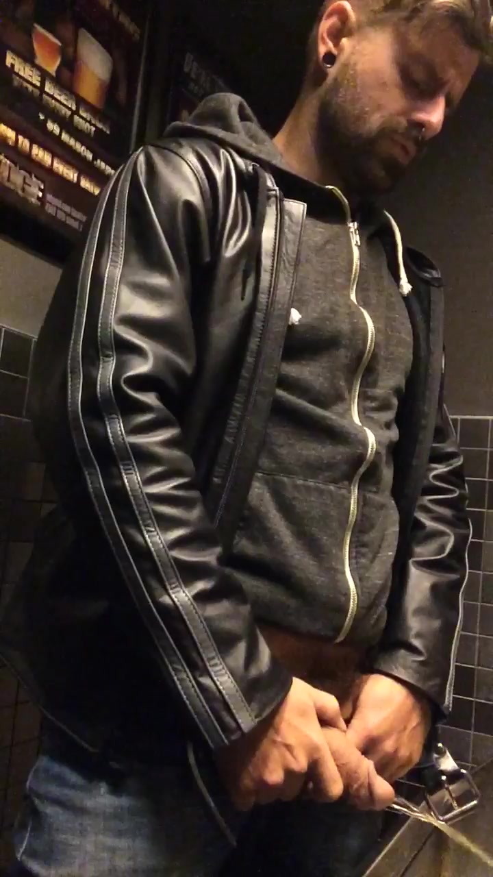 HOT MEN TAKING A PISS FOR YOU