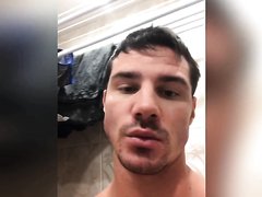 str8 hunk jerks off with a shiny plug in his ass