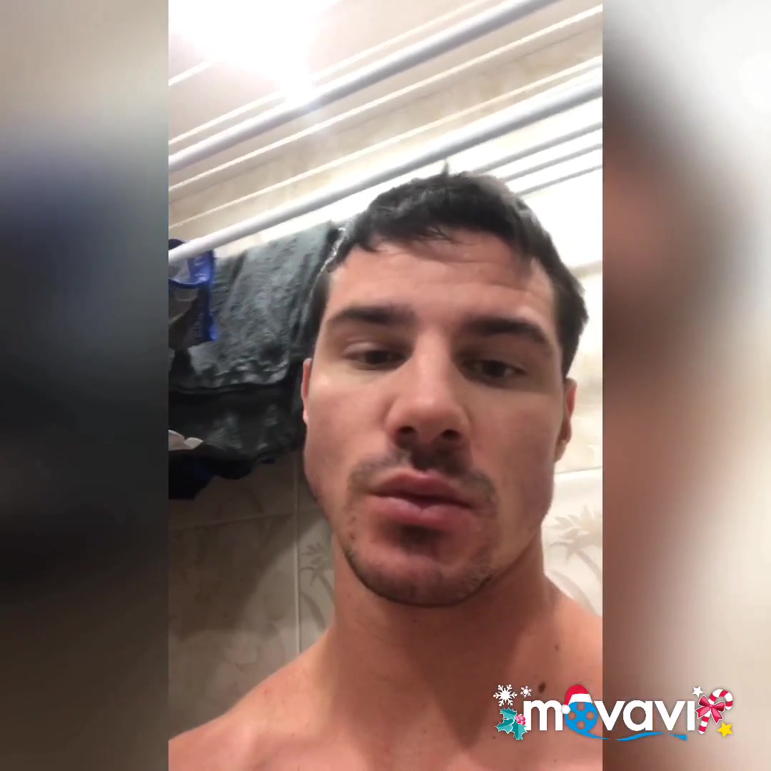 str8 hunk jerks off with a shiny plug in his ass