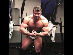 Emir Omeragic flexes his mega Muscles2