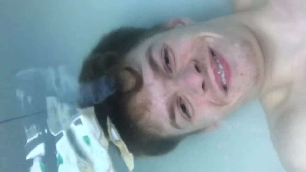 Underwater barefaced hotties breatholding in tub