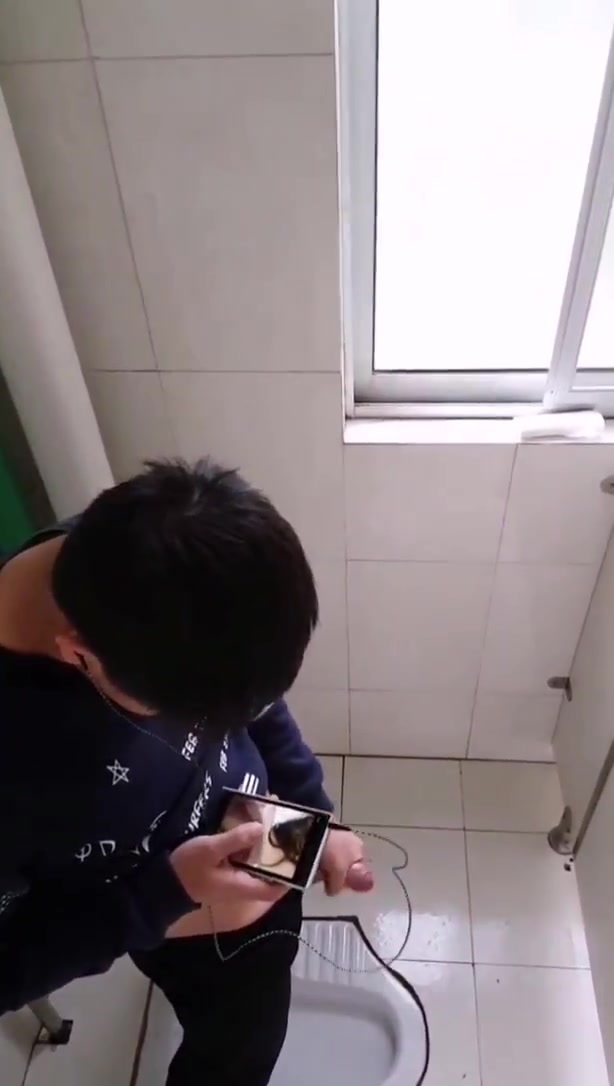 CAPTURING ASIAN TWINK IN TOILET 4