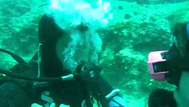 Scubadiver learns to remove his mask underwater