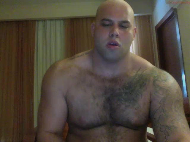 Beefy webcam muscle hunk jerks off for an hour