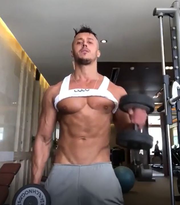 hOT MUSCLE  DUDE WORKS OUT