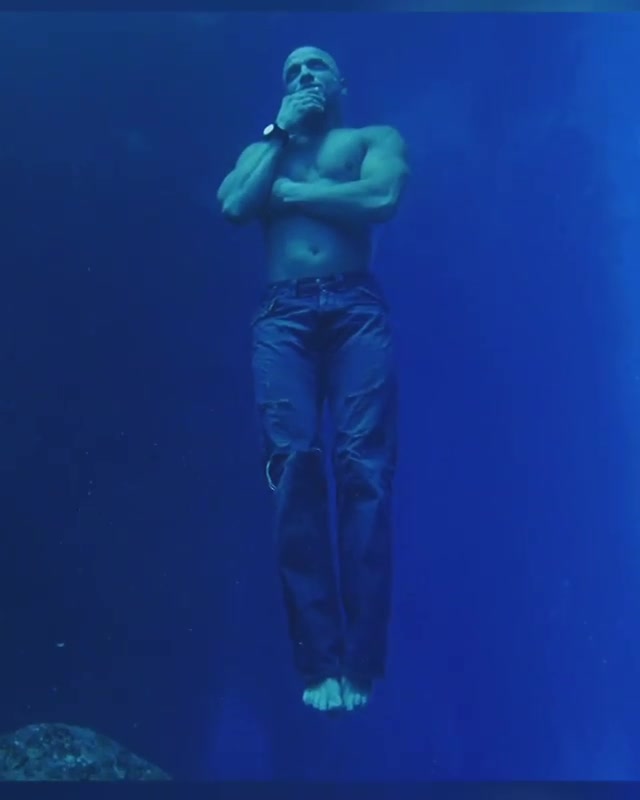 Breatholding barefaced underwater - video 2