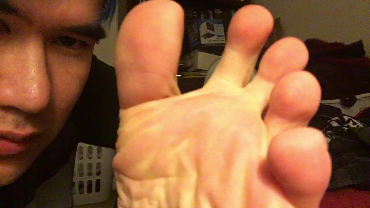 Video: Asian boy worship own feet - ThisVid.com