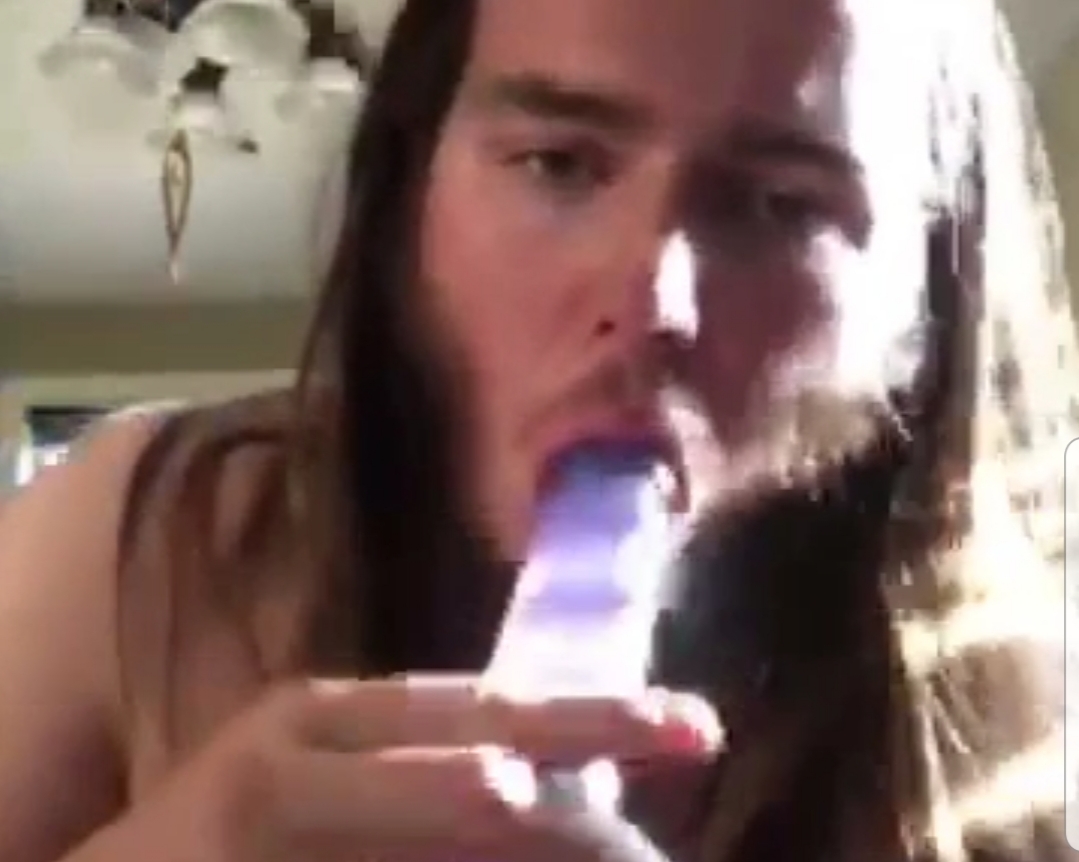 Bi hippie shakes his big round cheeks and sucks dildo