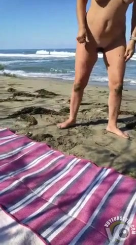 Milf anal fisting and piss on the beach