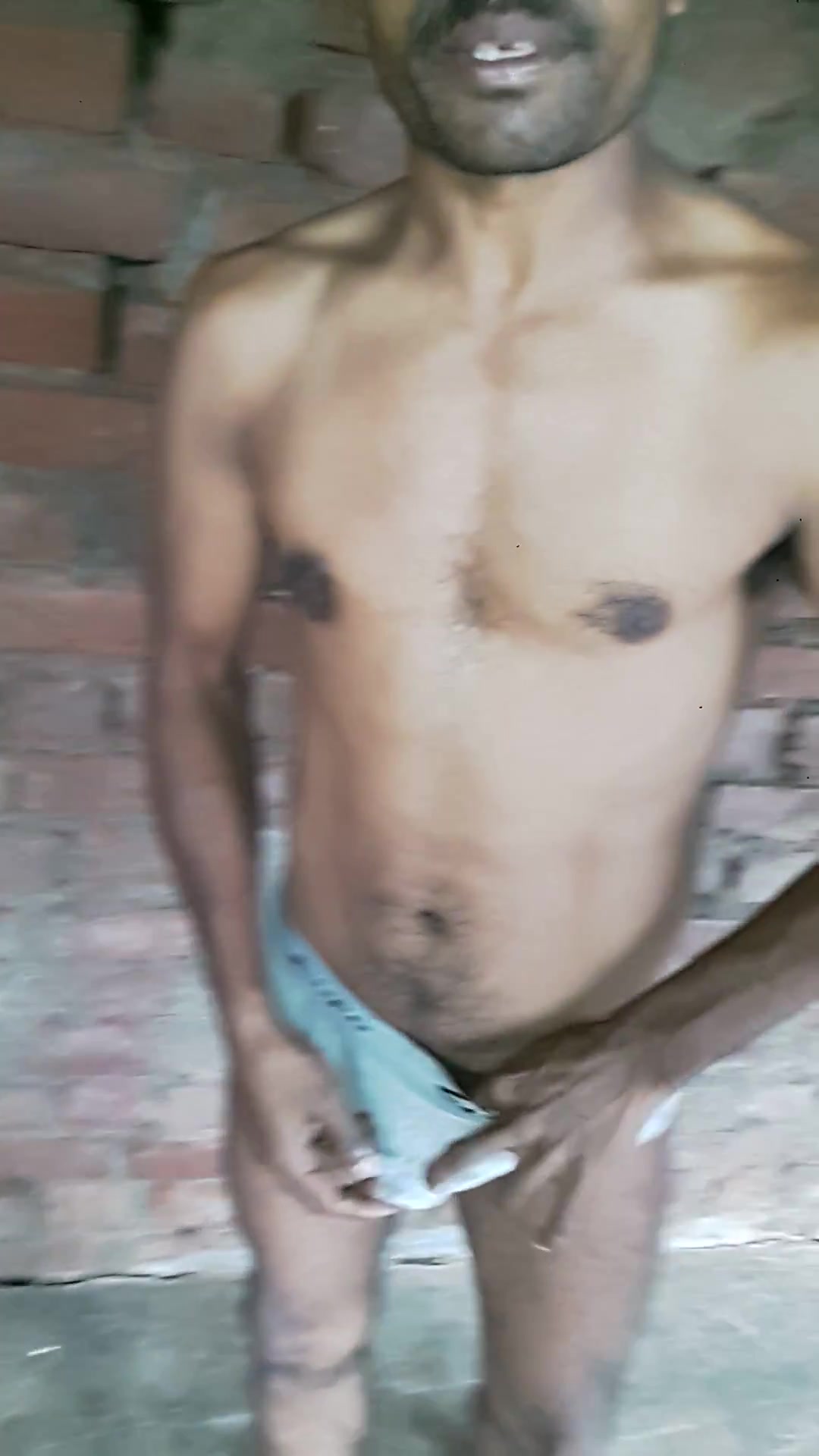 Indian construction worker almost stripped by friends - ThisVid.com 中文