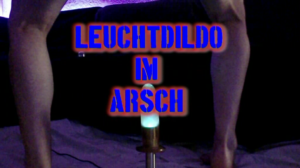 Leuchtdildo im Arsch