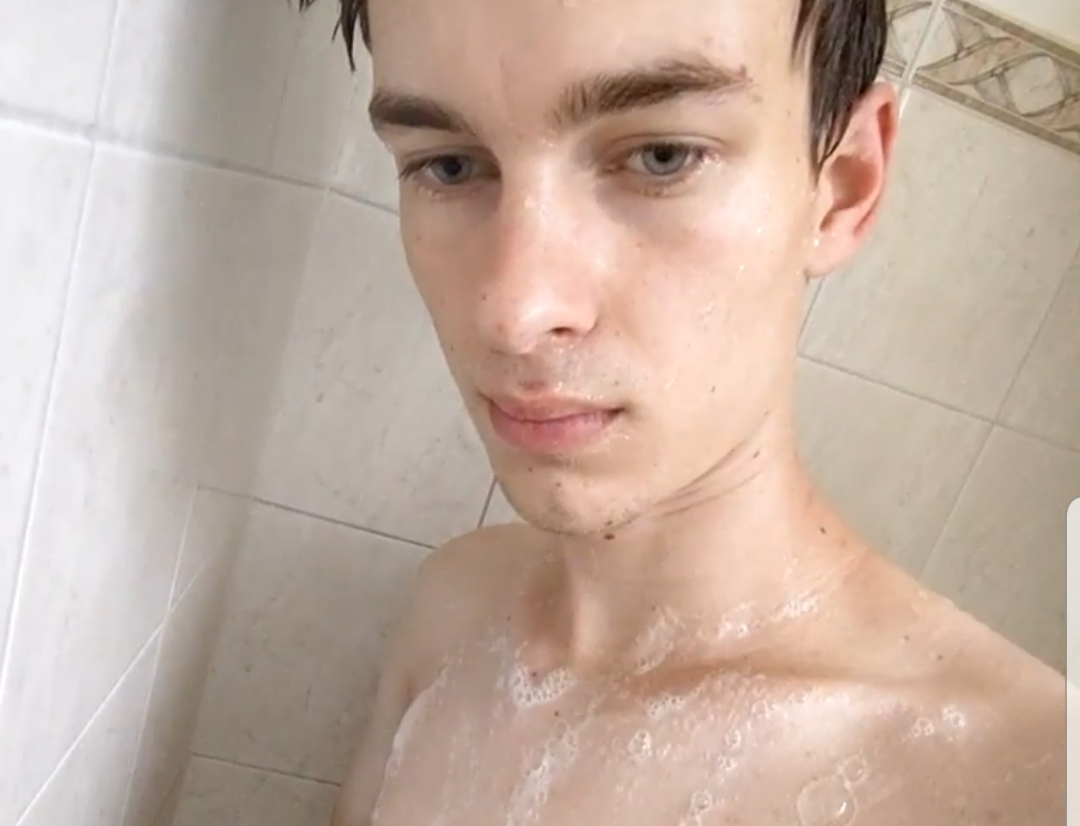 Hung Aussie twink soaps up his hung cock
