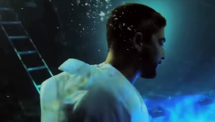Spanish singer barefaced underwater