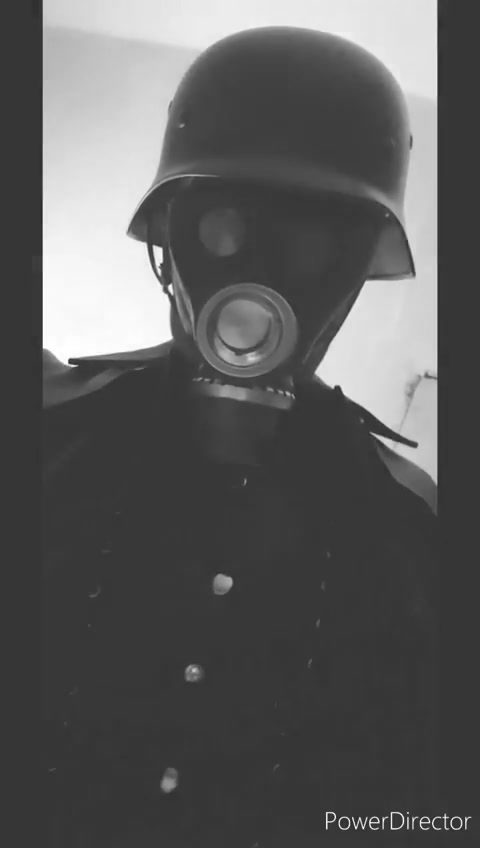 Stahlhelmetsoldat gas mask