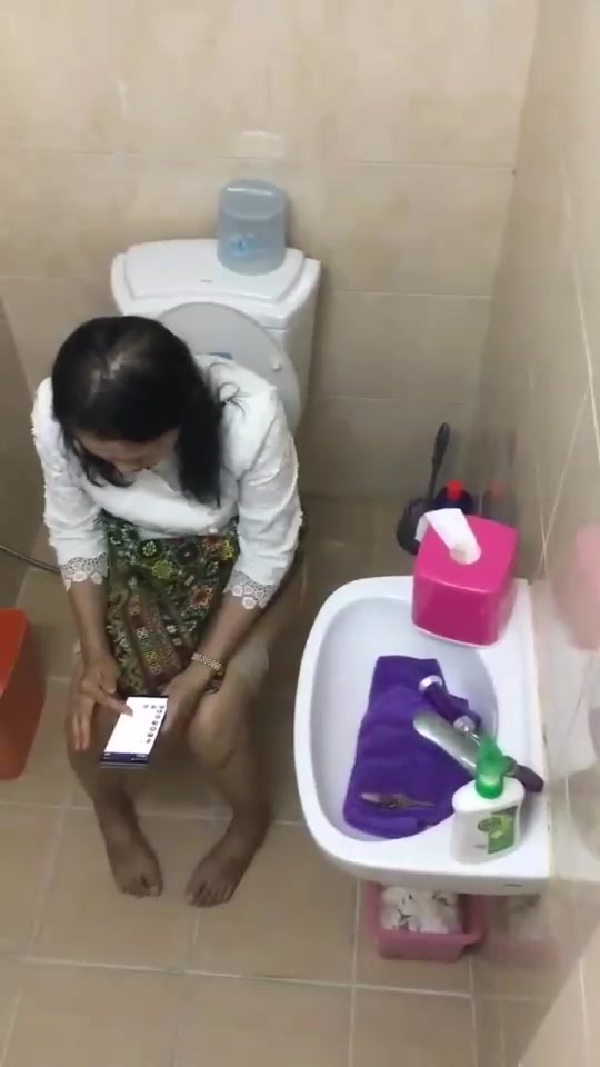 Girl Thailand pee - video 2