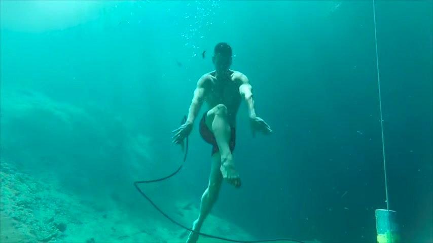 Eric dancing barefaced underwater