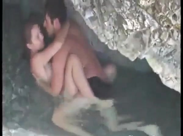 hidcam - couple caught fucking on cave at the beach