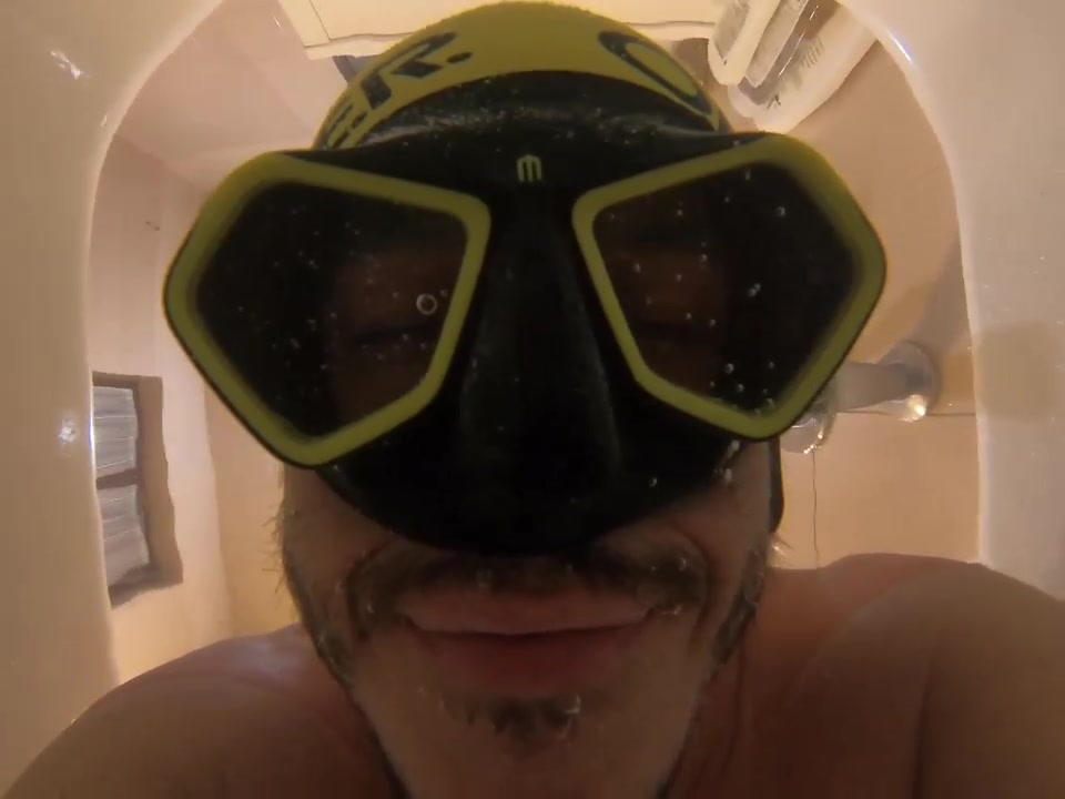 Italian hottie breathold underwater in tub