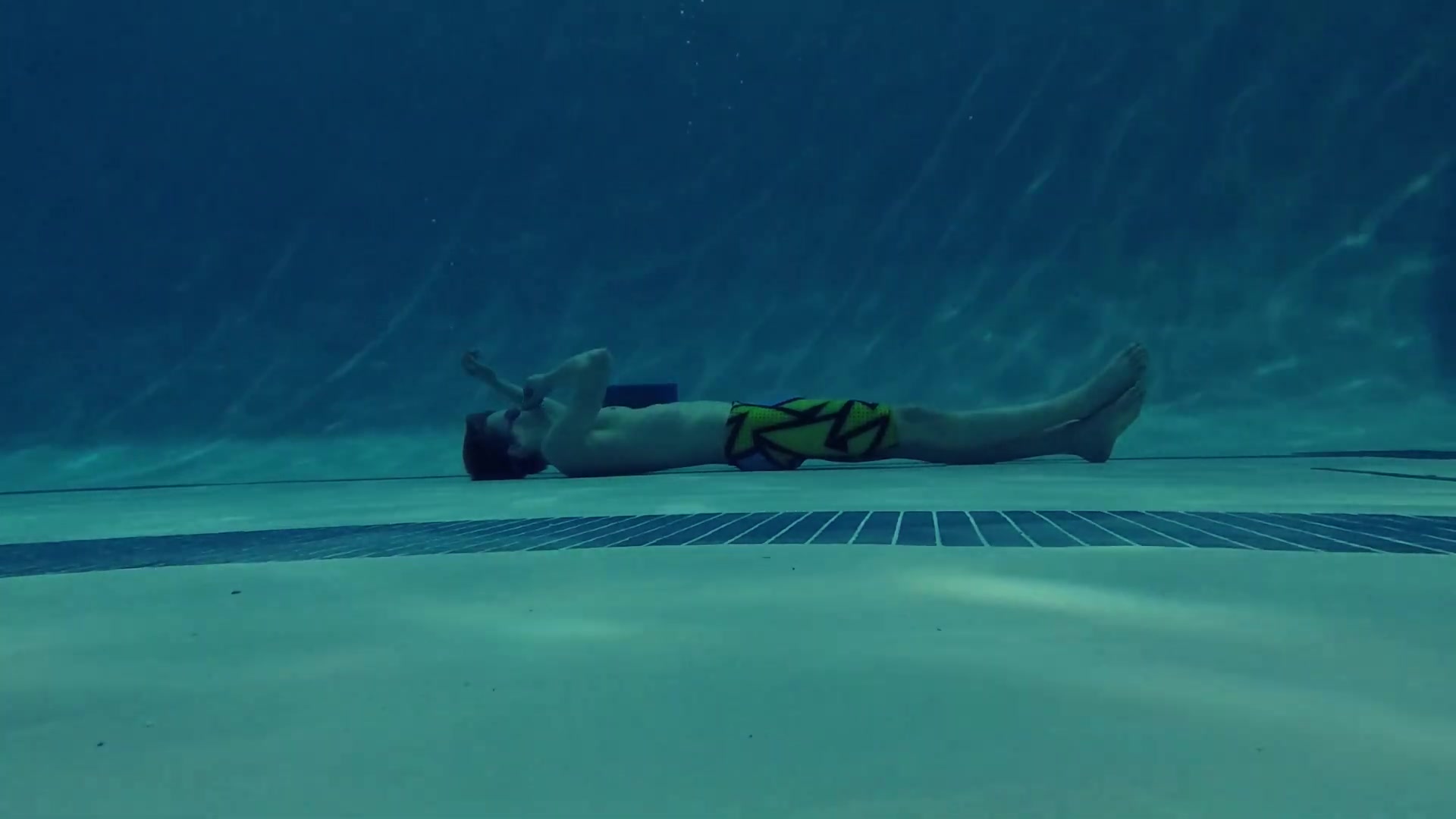 Skinny guy breatholding underwater