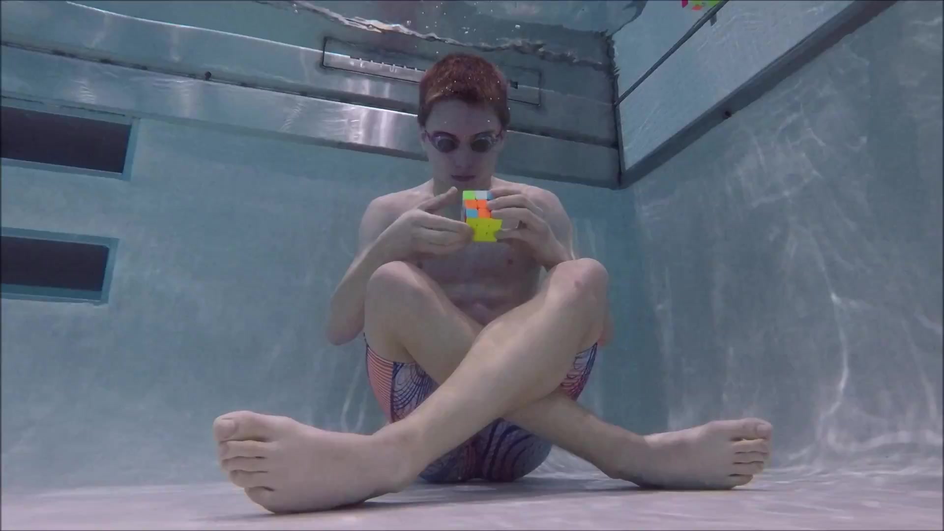 Solving Rubik cubes while breatholding underwater