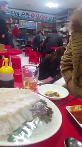 Korean girl gets caught peeing in the public restaurant