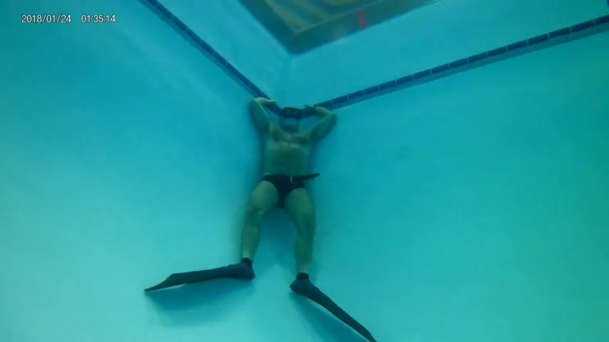 Two minutes underwater breathold in speedos - ThisVid.com